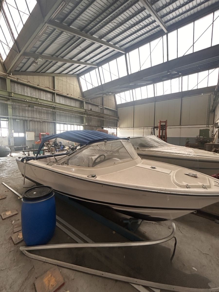 Cranchi Bateaux: Barca a motore CRANCHI P500 – Défectueux à Carabbia par lou_djg8