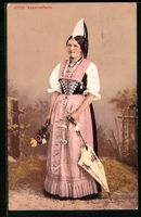 Appenzellerin in Tracht mit Schirm und B