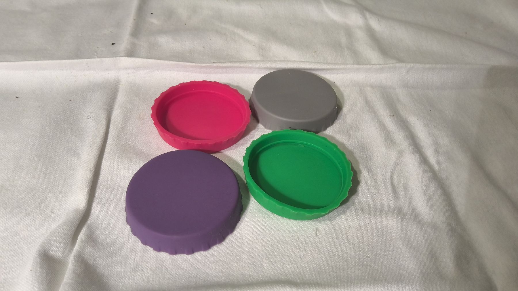 Tupperware Contenitori & Simili: Tupperware Deckel / 4 Stück verschidene Farb – Nuovo (secondo la descrizione) da Steckborn venduto da JoBox
