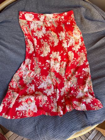 Sezane Rock mit Blumenmuster, Grösse 42 - Sommerlicher rot!