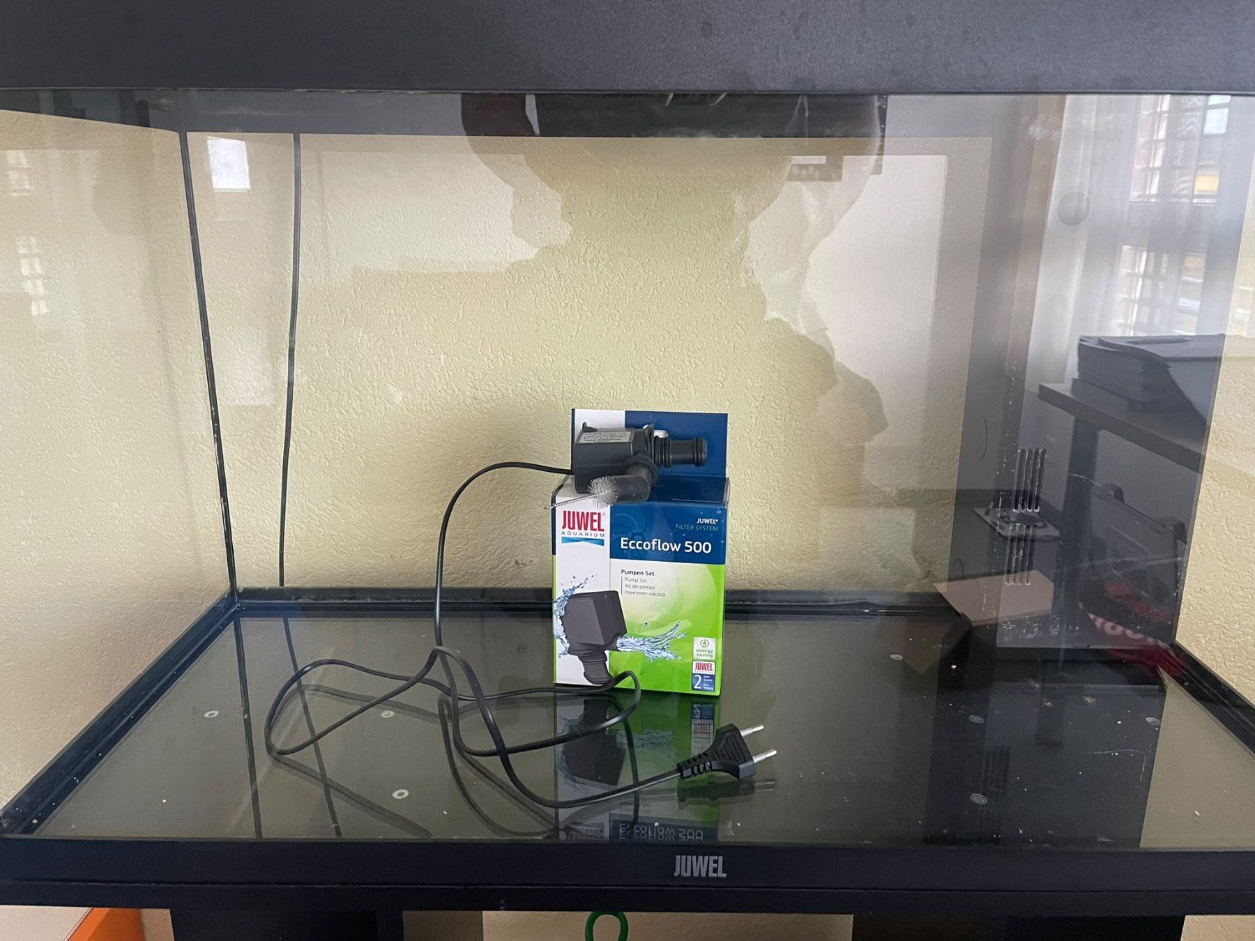 Juwel Aquarium: Aquarium mit Gestell – D'occasion à Wetzikon ZH par and_7xqs 5