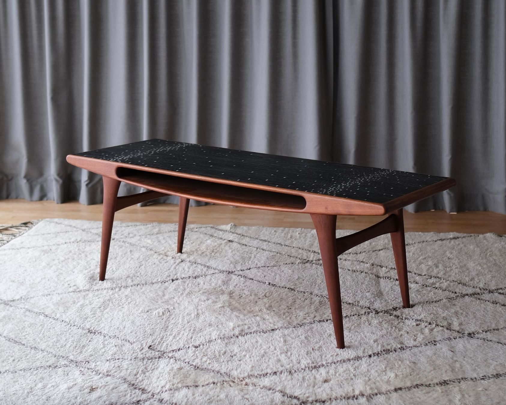 Tavoli: Large teak "smile" coffee table, Denmark 1960,s – Usato da Bern venduto da Zmodern_VIN 5