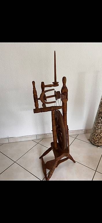Rouets anciens: Grand rouet décoratif  – D'occasion à Les Evouettes par Florikatia