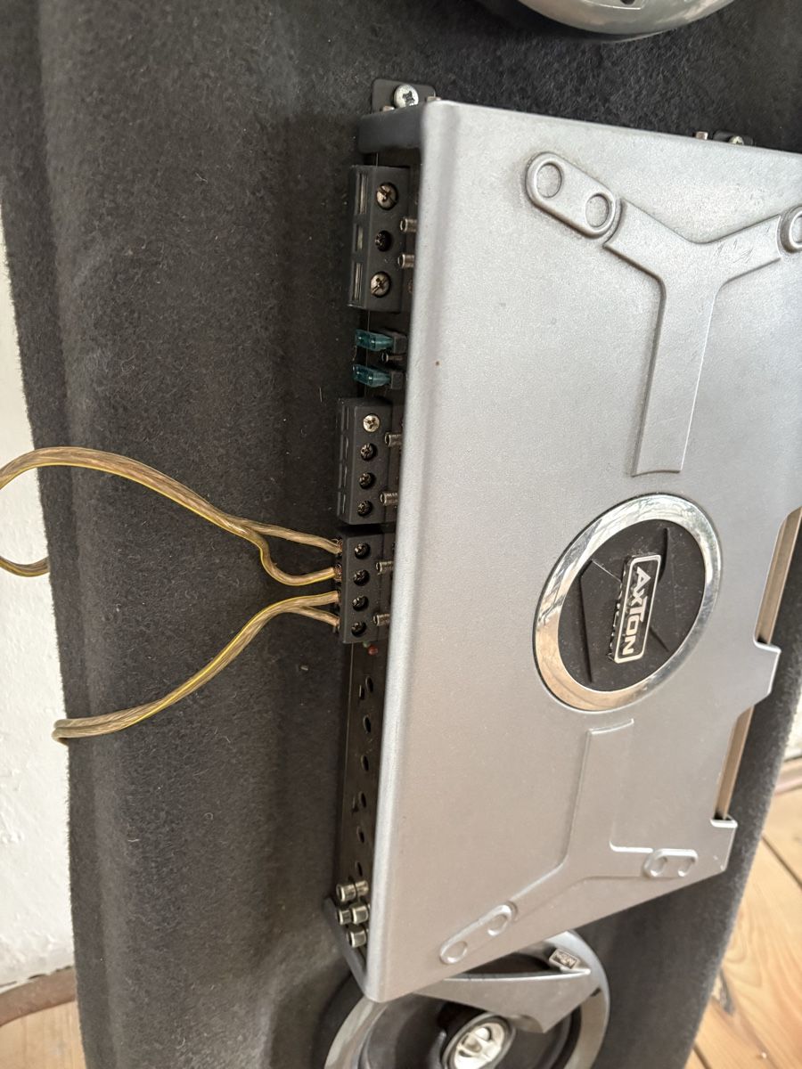 Amplificatori: Axton Auto Soundsystem mit Verstärker – Usato da Gutenswil venduto da mic_lgx6 1