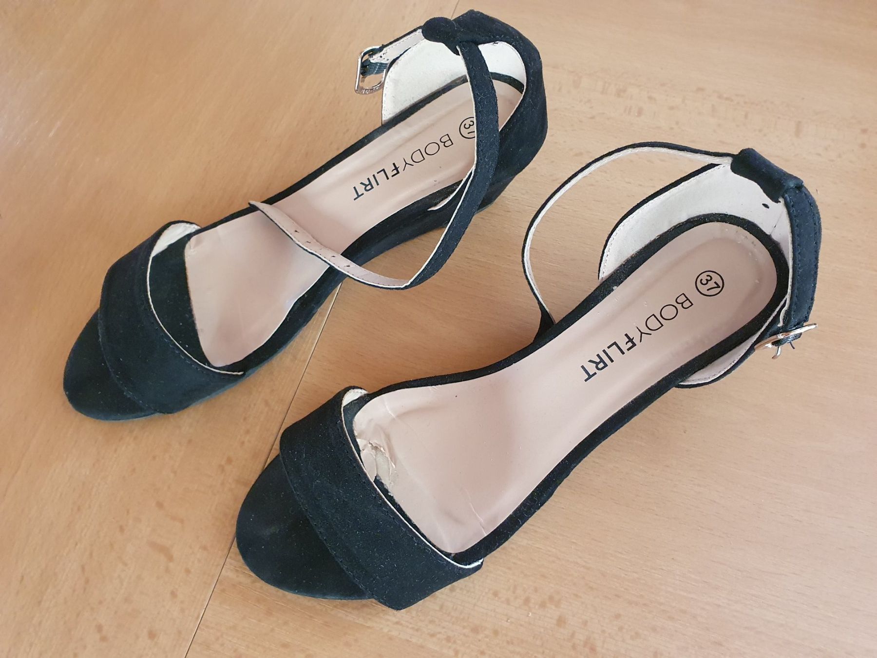 Scarpe da donna: Keilsandalen schwarz – Usato da Bärau venduto da schneider_lein