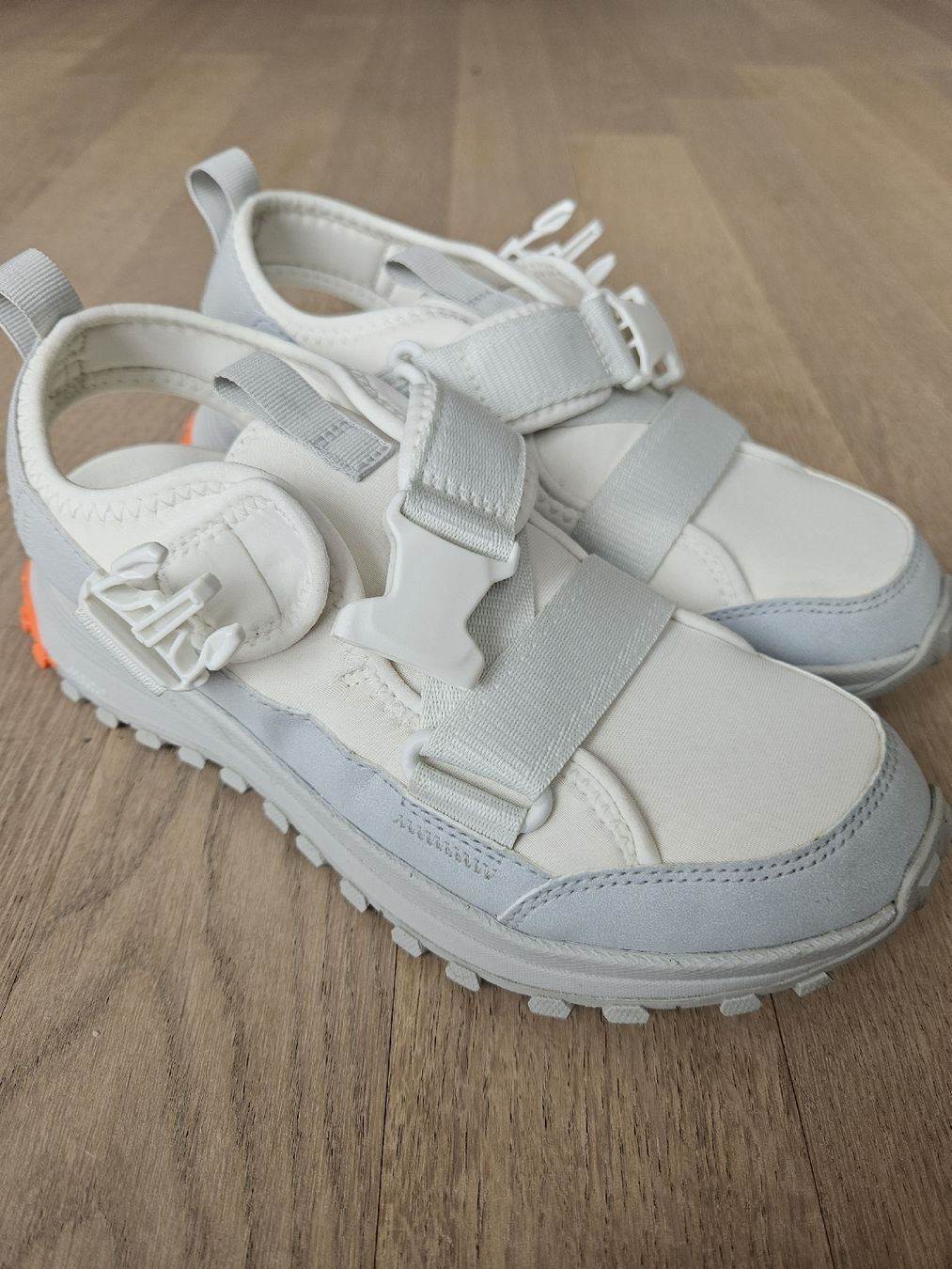 Clarks Damenschuhe: Neuwertige Outdoor Schuhe Gr 38 – Neu (gemäss Beschreibung) aus Regensdorf von bus_dn2t 1