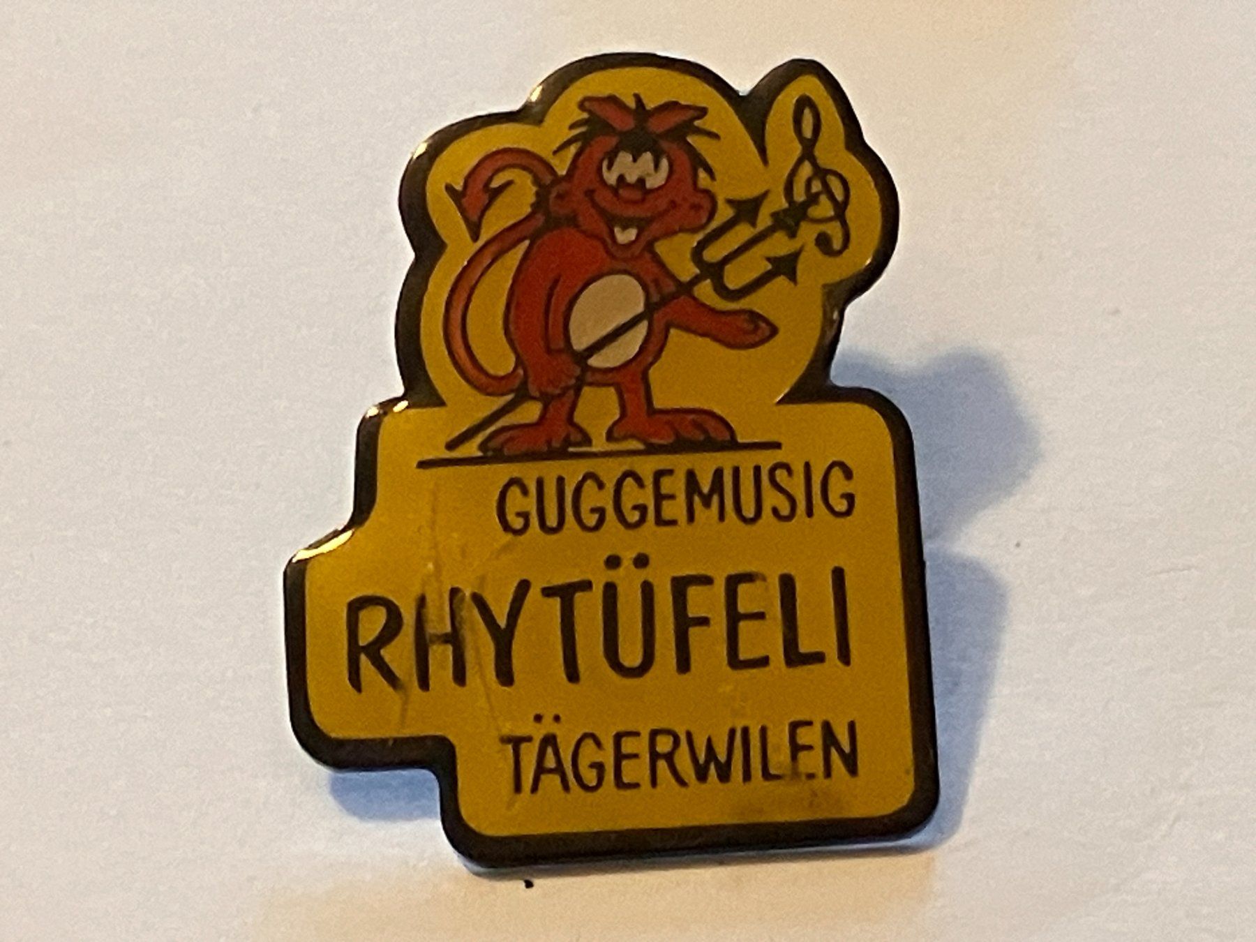 Plaketten & Abzeichen: 1 Pin Guggemusig Rhytüfeli Tägerwilen – Gebraucht aus Basel von djwwpp
