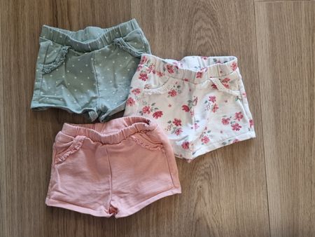 3 Shorts/kurze Hosen 68