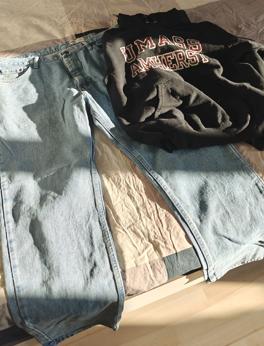 Champion Lotti di vestiti: Vintage- Jeans und Kapuzenpullover – Usato da Windisch venduto da benedetta_ 1