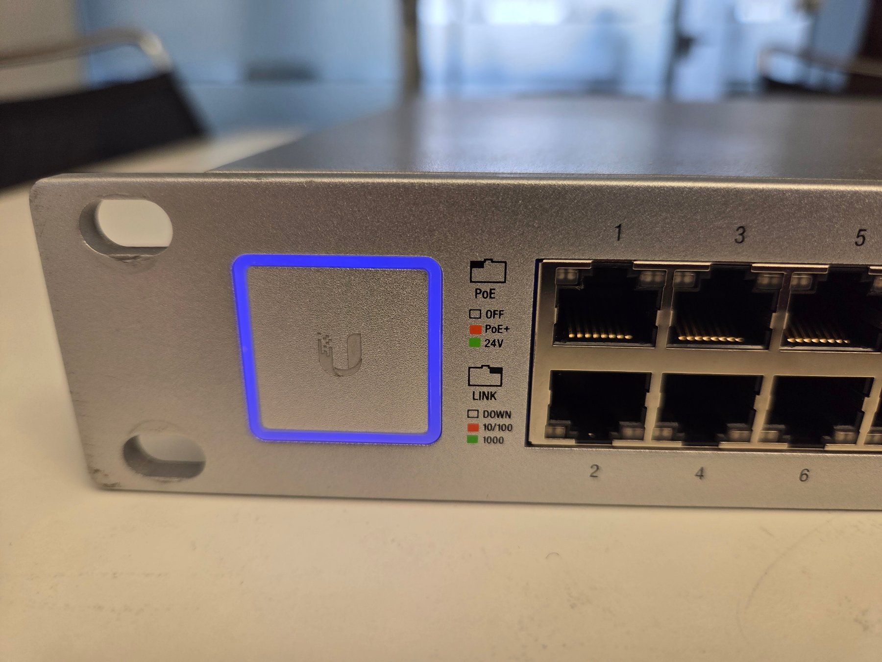 Ubiquiti Modem & Router: UniFi Switch 48 500W – Usato da Bern venduto da Skiddoo 5