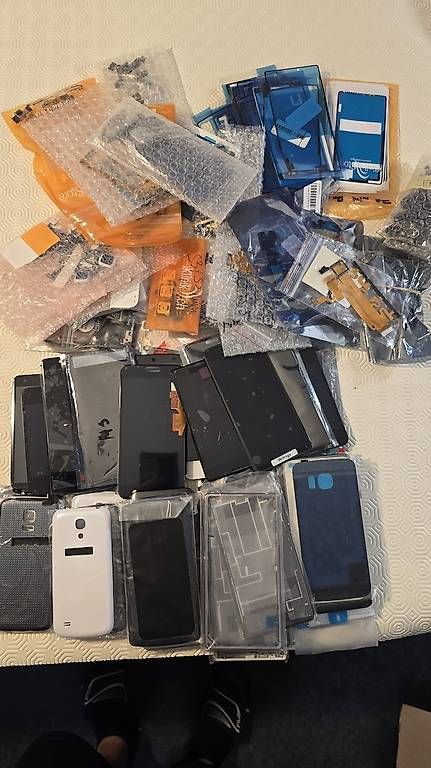 Telefoni cellulari / Smartphones: Capots arrière, châssis, écrans LCD et petites pièces – Usato da Renens VD venduto da MTD2211