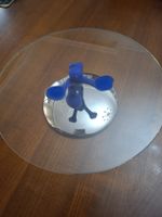 Alzata Alessi con base blu e piano in vetro.