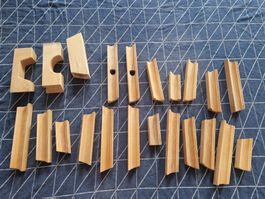 22-teiliges Set von Sandkugelbahn Elementen aus Holz