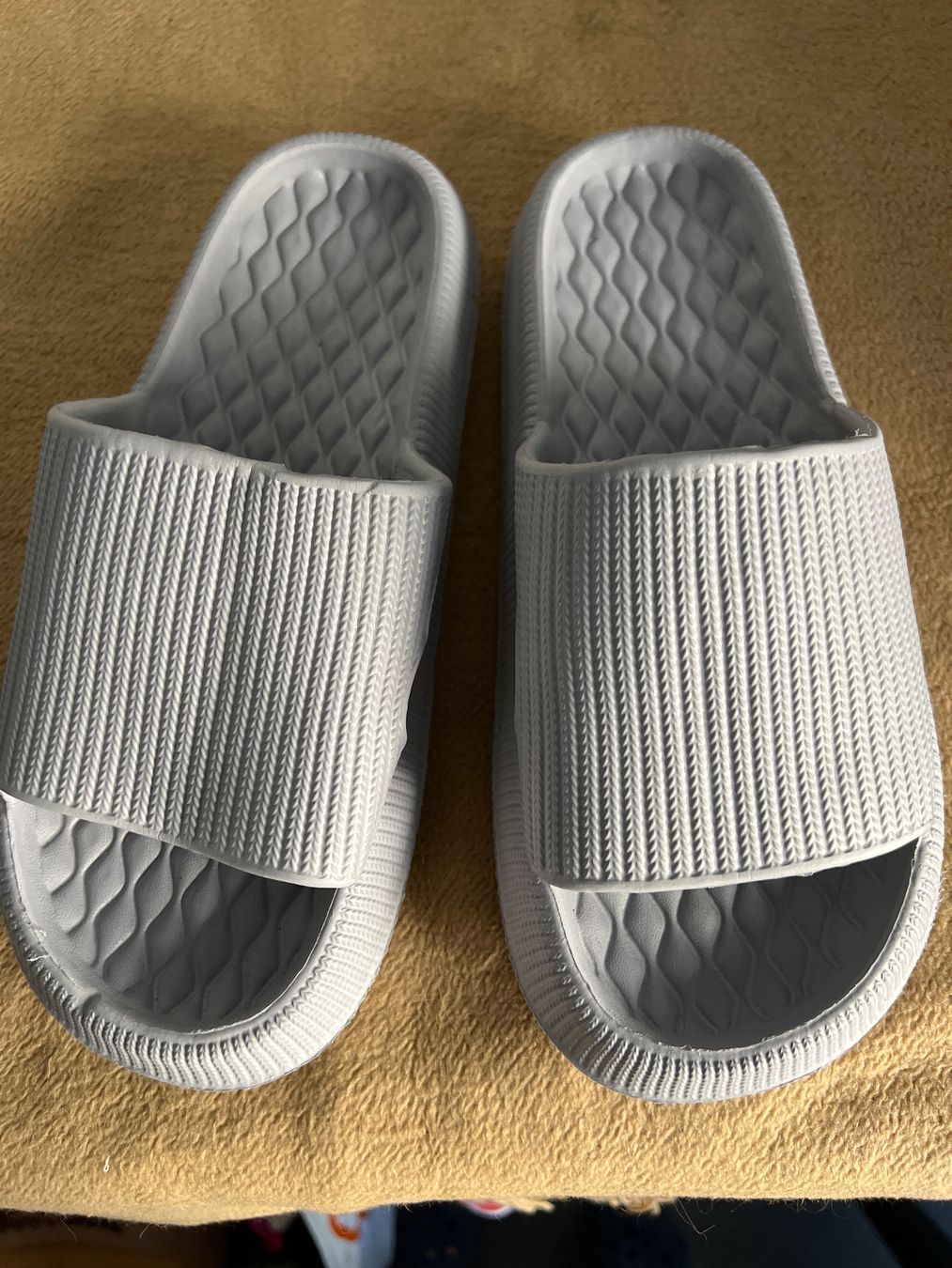 Herrenschuhe: Badeschlappen grau Gr 40-41 – Neu (gemäss Beschreibung) aus Basel von Winniepuuh