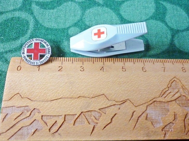 Plaquettes & Badges: Blutspender Abzeichen & Rotes Kreuz Klammer – D'occasion à Adliswil par di_hans 9