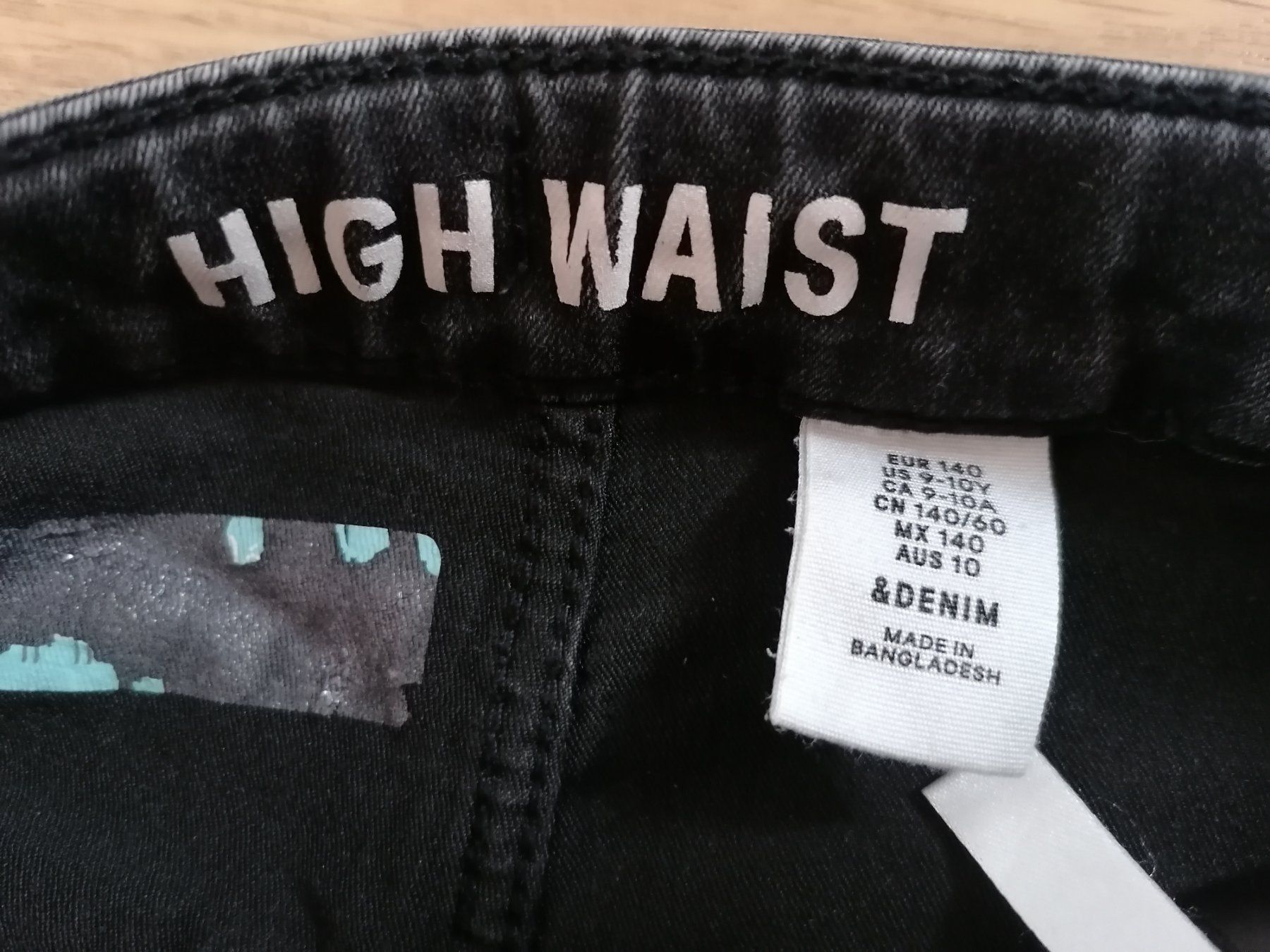 Pantaloni: Short, bas, pantalons, short en jean – Usato da Montcherand venduto da petiteoune75 4