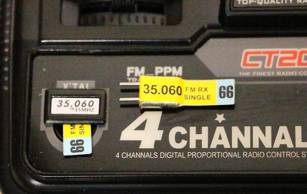 Telecomando: 2 Fernsteuerungen – Usato da Mörschwil venduto da Ferrari-V8 2
