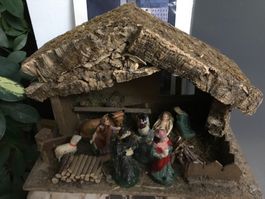 Weihnachtskrippe mit Figuren (27 cm x  42.5 cm x ca. 22 cm)