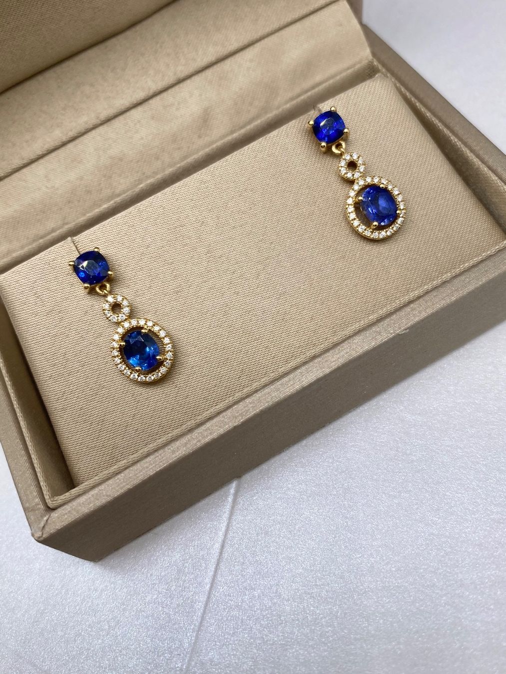 Ohrringe & -stecker: Saphir Ohrringe  /18k Gold/ Diamanten – Neu und originalverpackt aus Sarnen von Yingsperlen1 1
