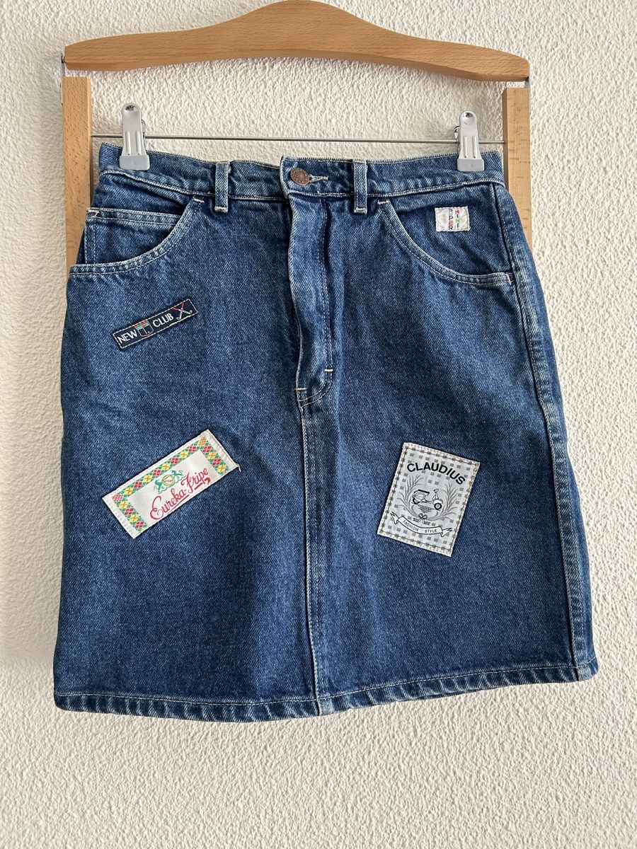 Gonne: Jupe en jean vintage avec patchs brodés – Usato da Morges venduto da cat_6cm9