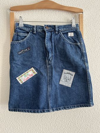 Jupe en jean vintage avec patchs brodés