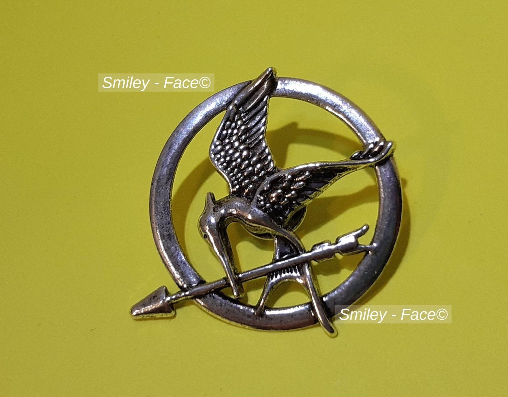 Placchette & Badge: Tribute von Panem Hunger Games Mockingjay Pin Patch – Nuovo e nell'imballaggio originale da St. Margarethen TG venduto da Smiley-Face