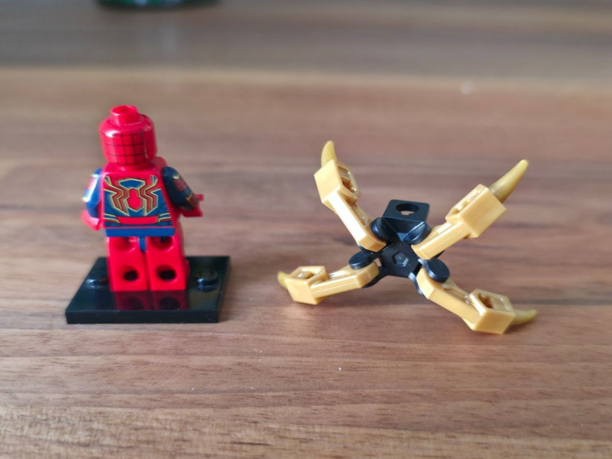 Lego Statuette: Lego Marvel Minifigur Iron Spider-Man – Usato da Laufen venduto da elias39 1