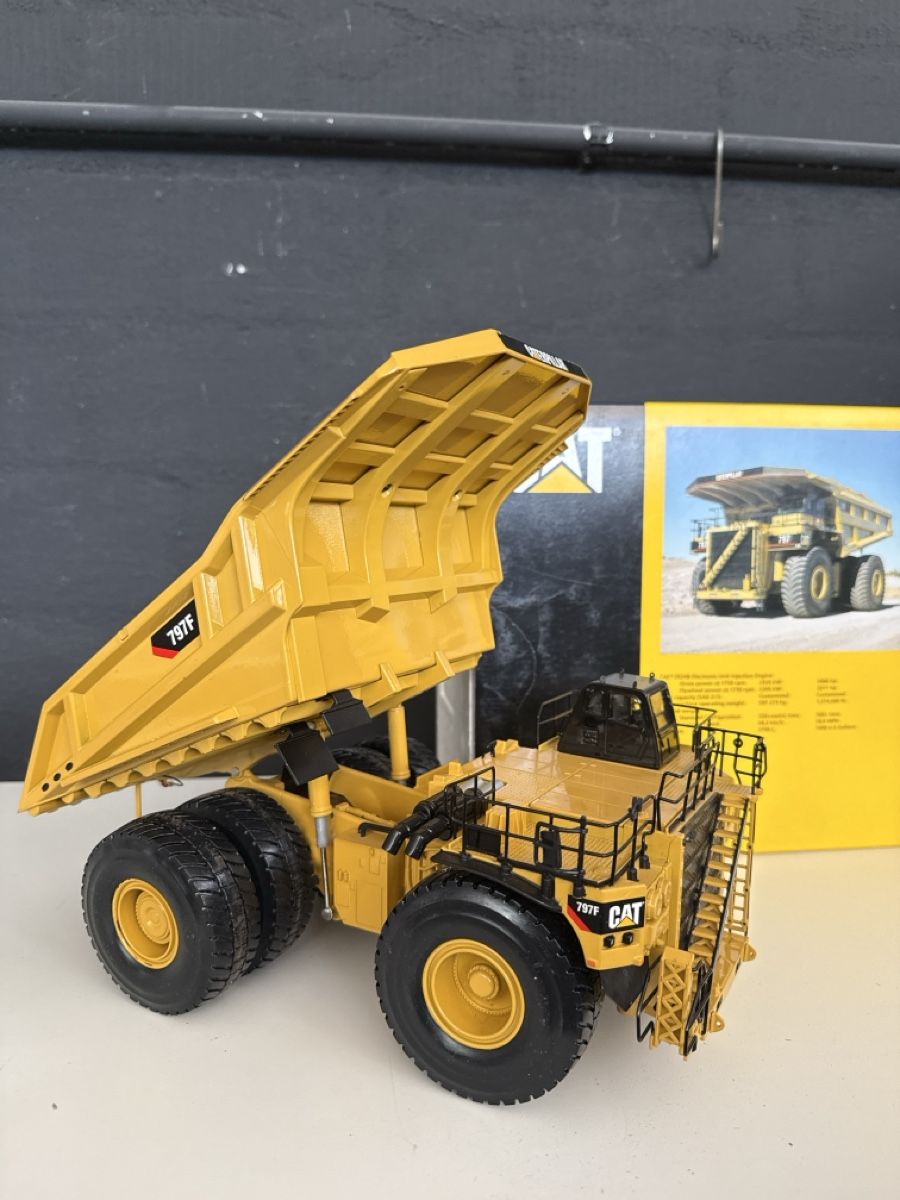 Kit di modellismo & Modellini statici: CAT 797F Muldenkipper Modell neuwertig – Usato da Näfels venduto da Meelis 1