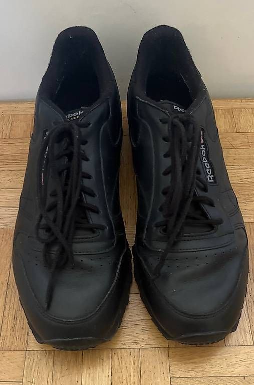Reebok Chaussures hommes: Sneakers REEBOK Schwarz Gr. 44 – D'occasion à Urdorf par Resumasa