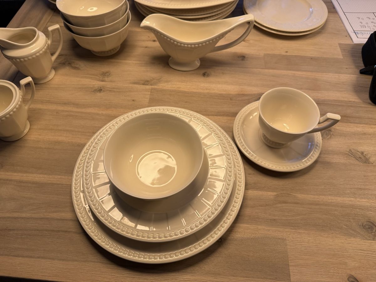 Geschirrsets: Elegantes Speisegeschirr Set, creme – Neu (gemäss Beschreibung) aus Däniken SO von SC.pay