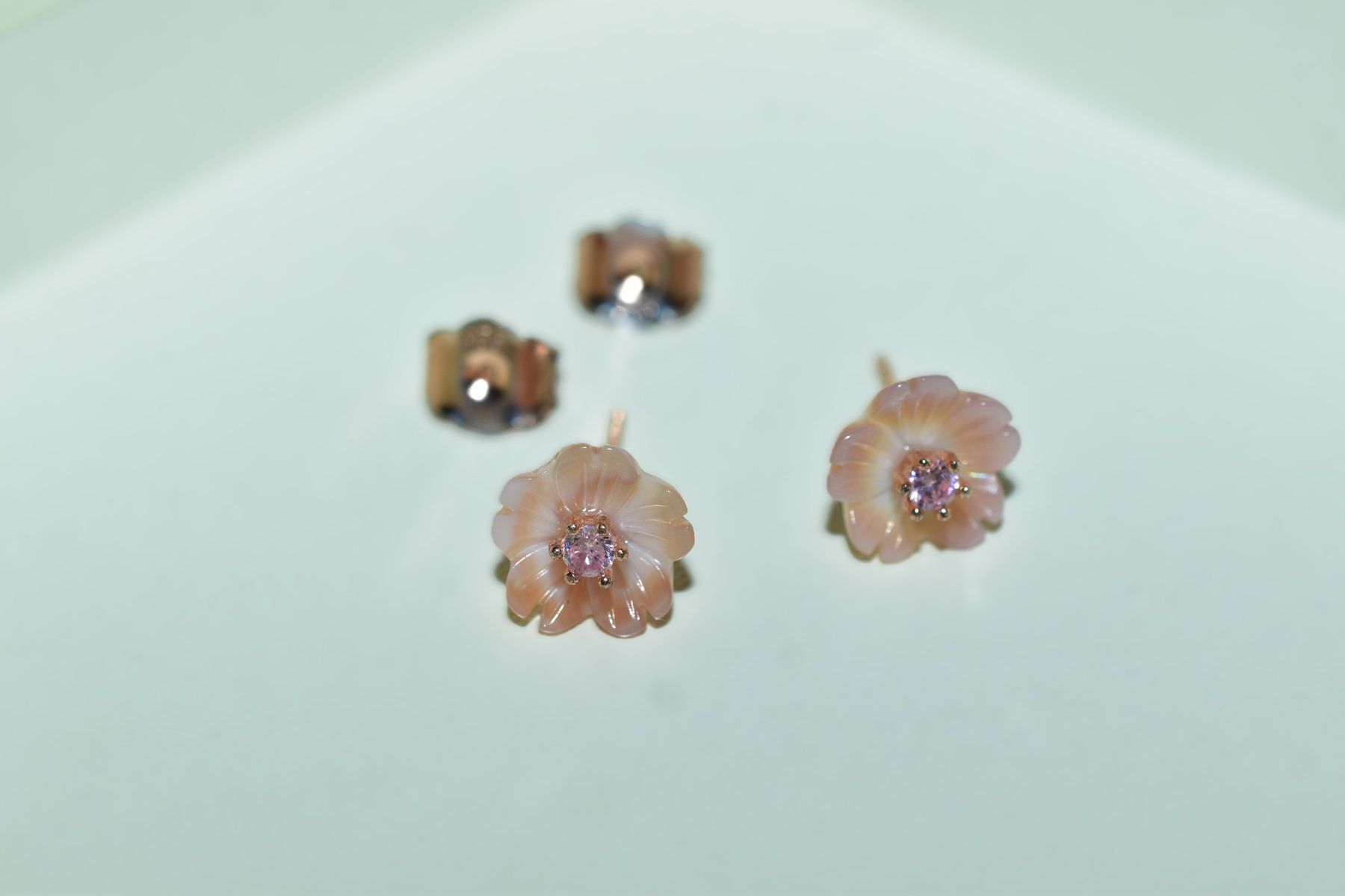 Orecchini pendenti & Orecchini a lobo: Blumenohrstecker mit rosa Stein, neu – Nuovo e nell'imballaggio originale da Laufen venduto da flowerfan 2