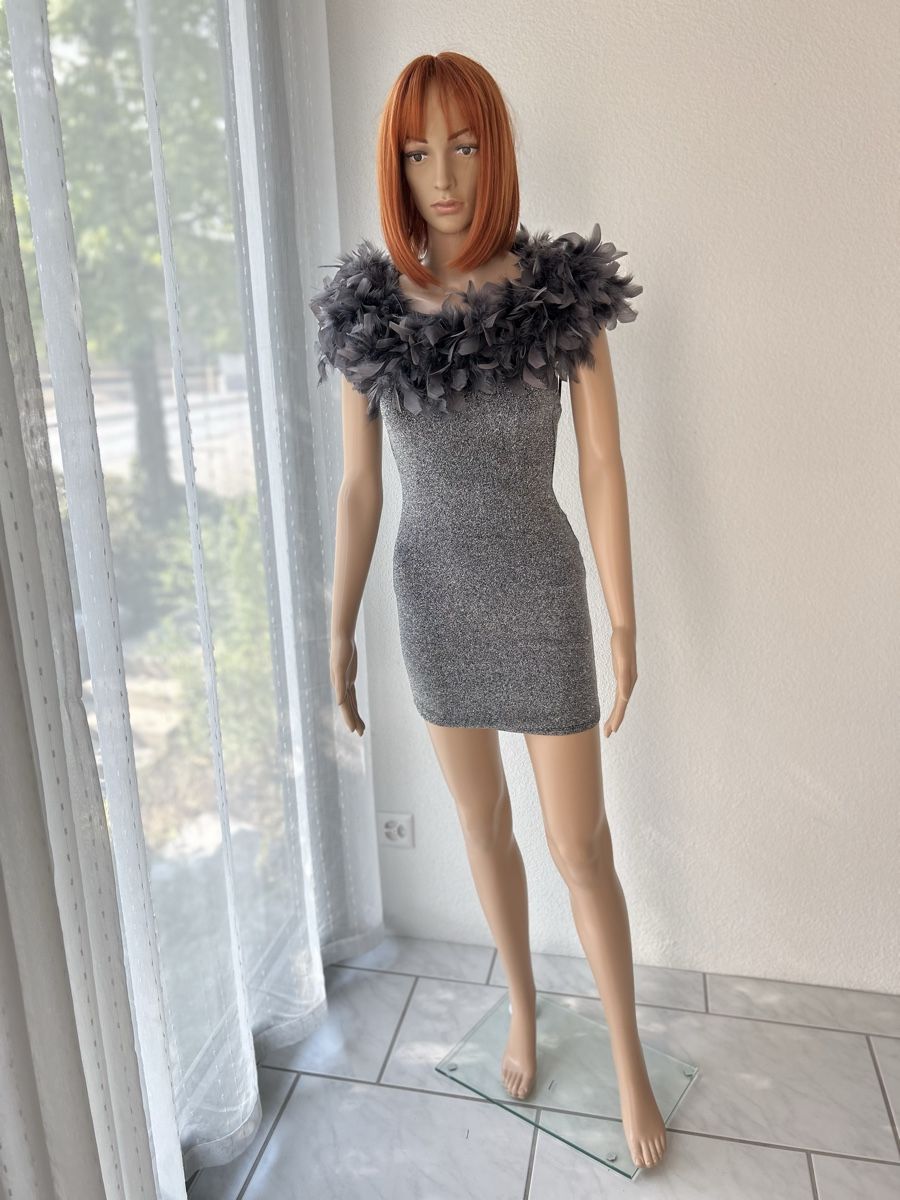 Kleider: Feather Boa Collar Sparkly Dress Silver Small New – Neu (gemäss Beschreibung) aus Saland von ele_vc96 1