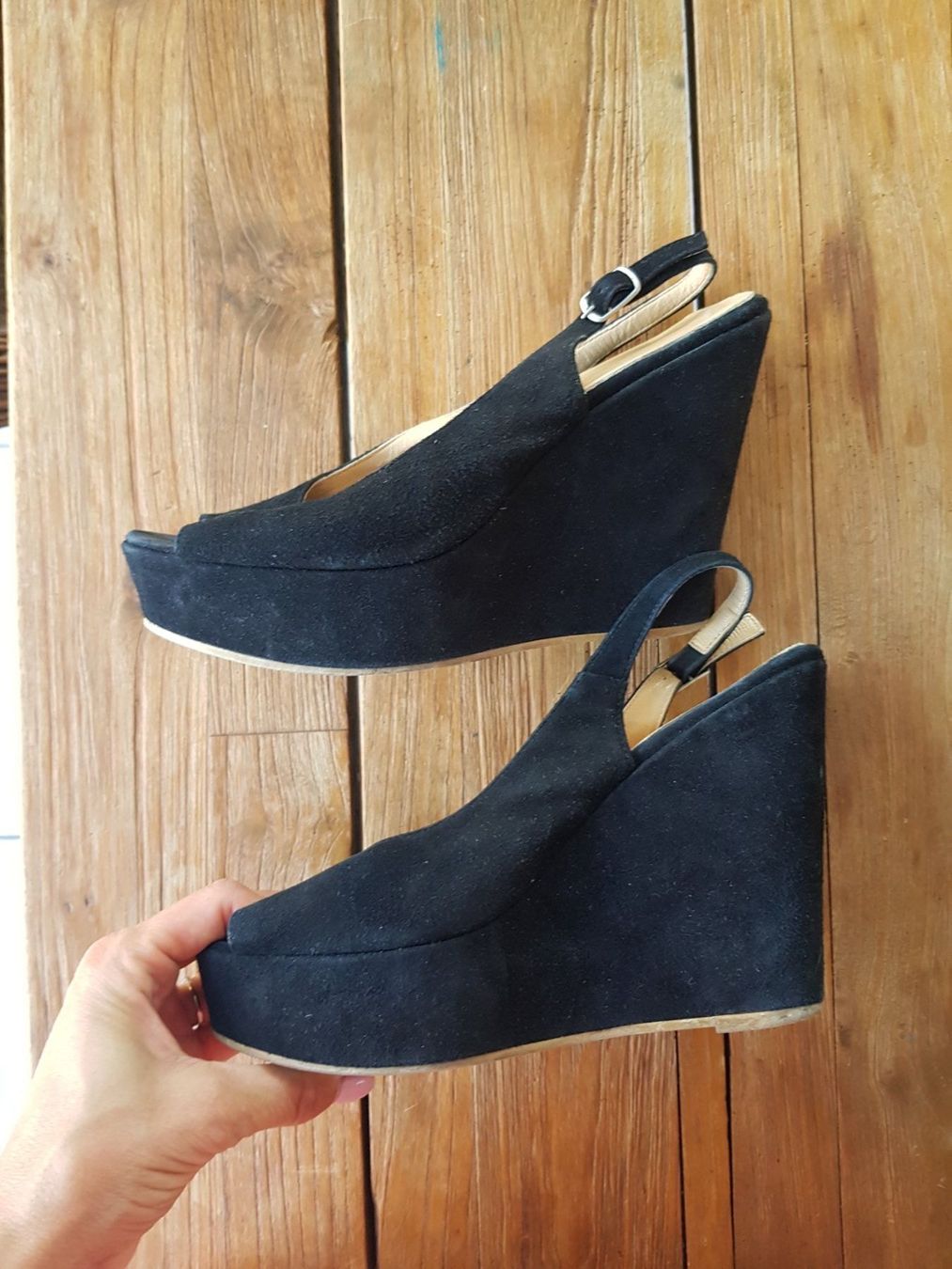 Damenschuhe: Keilsandalen Wildleder von Erredue – Gebraucht aus Eschenbach SG von SanFranciscoCalifornia