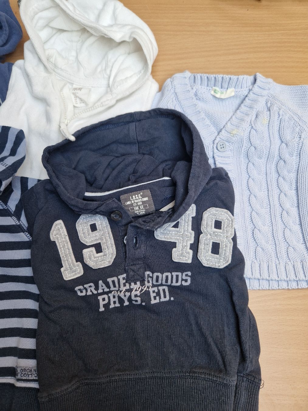 H&M Lotti & Set di vestiti: Kinder Kleider Paket Pullover Gr 56/62 – Usato da Hornussen venduto da Rysrys 3