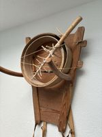Altes Sieb mit Holzgestell und Riemen. Dekorativ.
