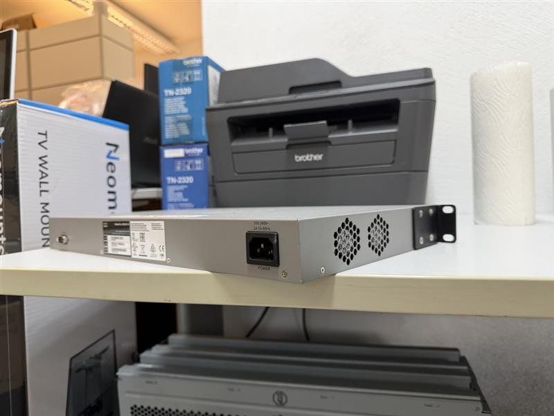 Cisco Modem & Router: Cisco SG300 - 52 Port Switch – Usato da Zizers venduto da Digitag0 3