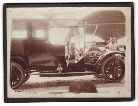 Fotografie Mechaniker an einem Landaulet