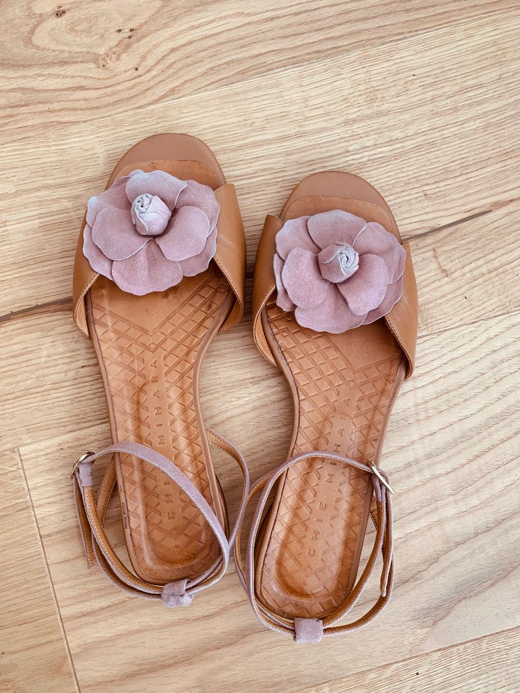 Chie Mihara Scarpe da donna: Chie Mihara Sandale mit Blume Gr. 38.5 – Usato da Thun venduto da Crown7