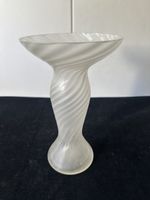 Elegante Milchglas Vase, Vintage, gedreht, 22,5cm hoch