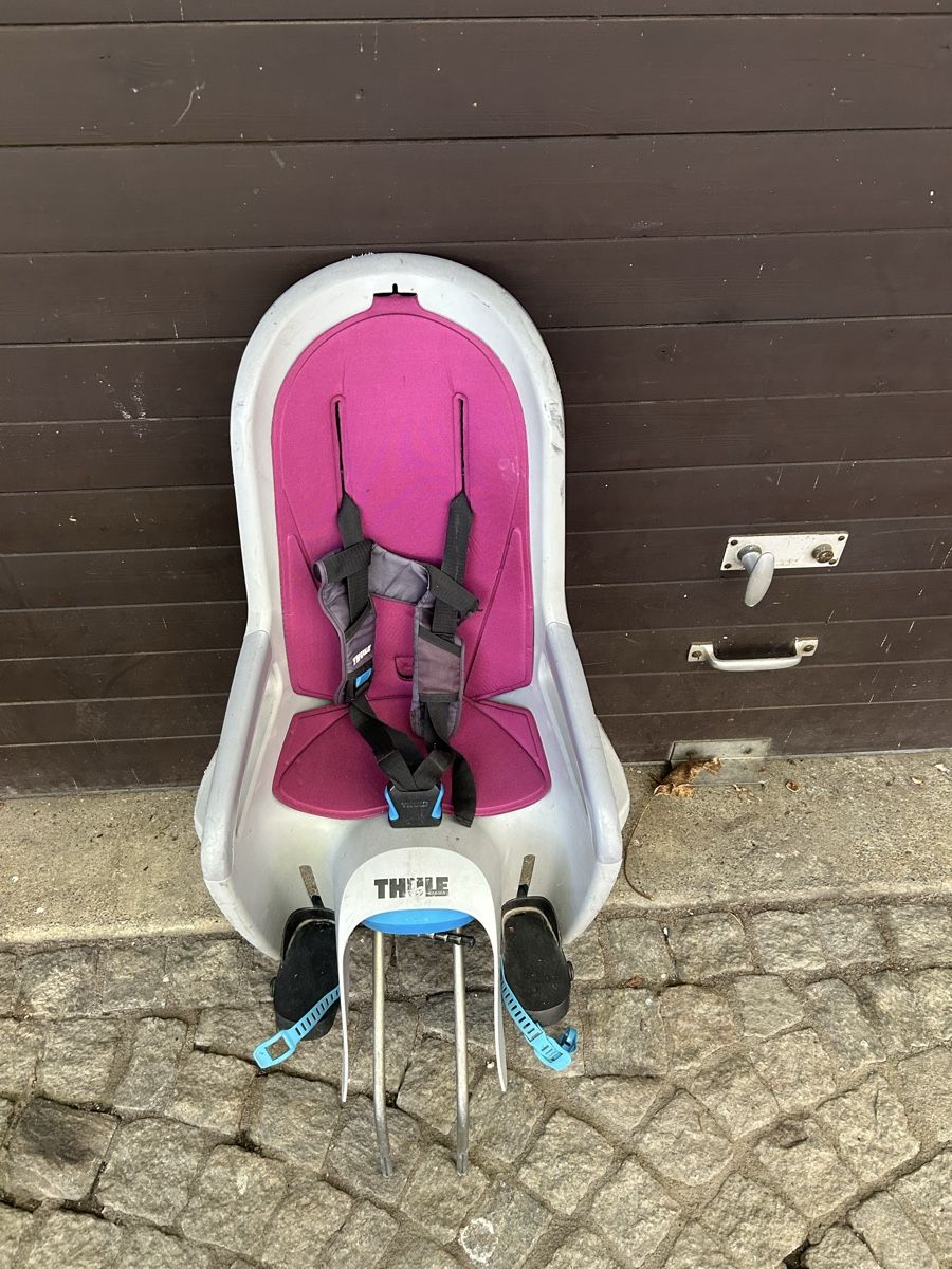Sièges auto: Thule Velositz gebraucht grau/pink oder grau/anthrazit – D'occasion à Kaltbrunn par mdezanet