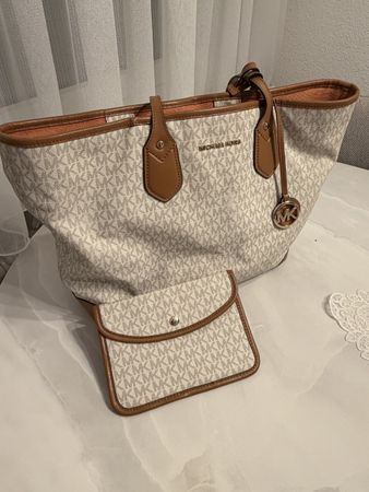 Michael Kors Tasche mit Pochette Monogramm neuwertig