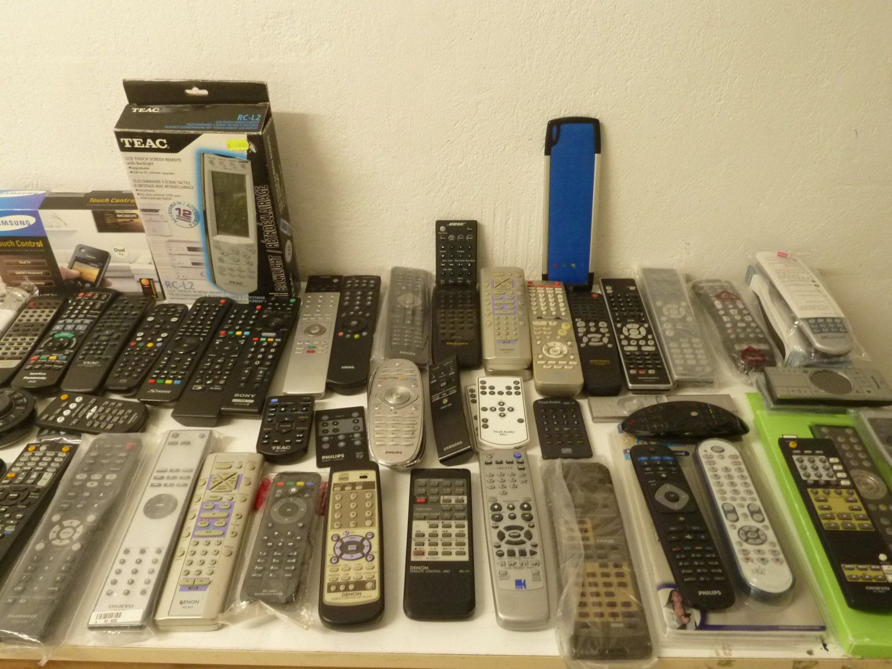 Telecomandi: div. Fernbedienungen – Usato da Affoltern am Albis venduto da Sennrtv