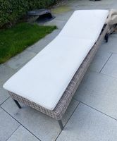 Rattanliege mit Auflage und Abdeckung in prima Zustand