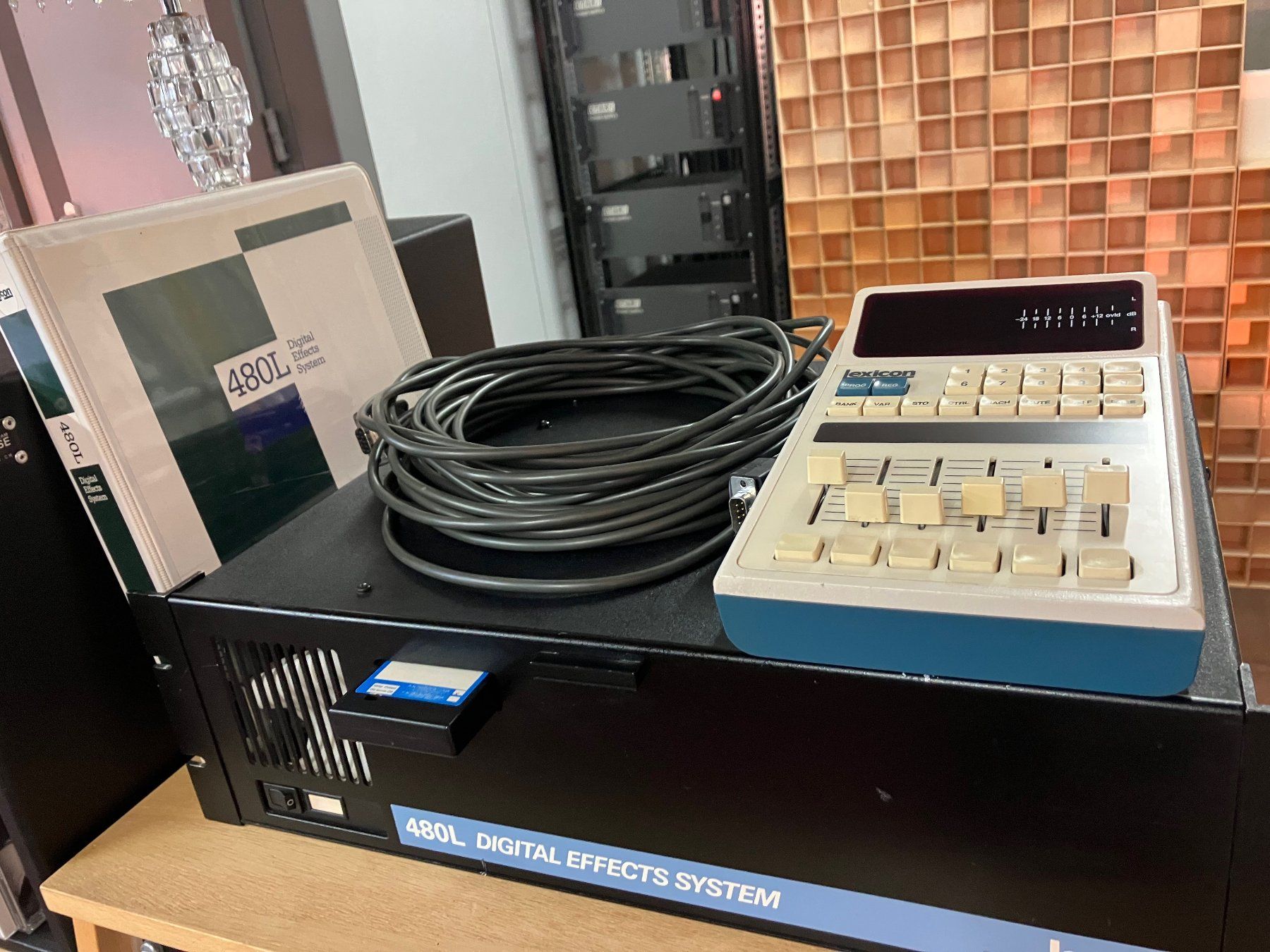 Console di mixaggio: Lexicon 480 L Hallgerät Tonstudioklassiker – Usato da Luzern venduto da Cosmonaut 3