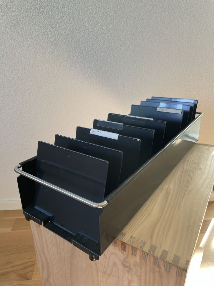 Allestimento di negozi e stand fieristici: Visitenkartenbox USM schwarz mit 10 Fächern – Usato da Liebefeld venduto da Langspielplatte