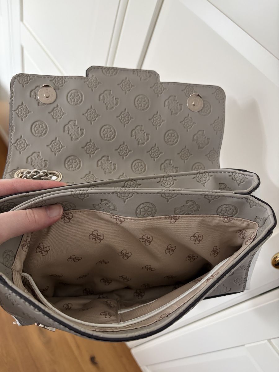 Guess Borse da donna: Guess Tasche Grau/Weiss – Usato da Ebnat-Kappel venduto da Mila07 2