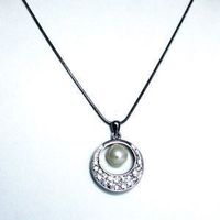 Collier à pendentif perle et strass