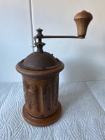 alte Kaffee-Mühle aus Metal. TRESPADE.