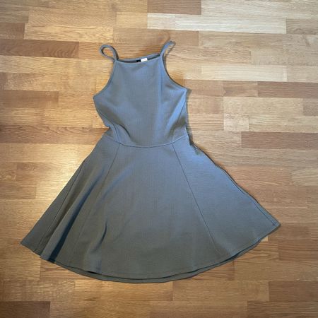 H&M Divided Kleid Gr. 34 Sommerkleid grün khaki kurz elegant