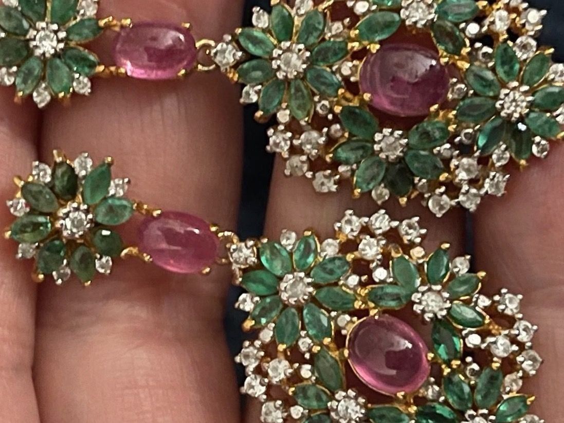 Llan Valls Joies Orecchini pendenti & Orecchini a lobo: Tradition Hindu Real Emerald & Ruby SS925 14k Gold Earrings – Nuovo e nell'imballaggio originale da Birsfelden venduto da Brut 8